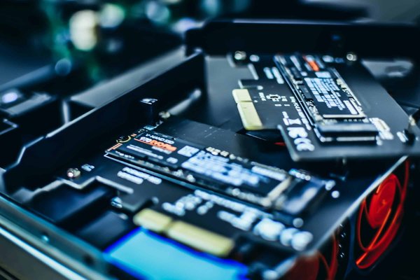 Quelle est la meilleure configuration de disque dur SSD pour accélérer un PC ancien ?